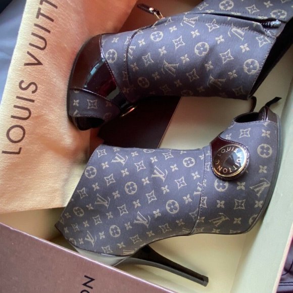 RARE~LOUIS VUITTON~MONOGRAM ~HEELED BOOTS/BOTTIES~SIZE 40 Fits 8.5/9 - Picture 1 of 16